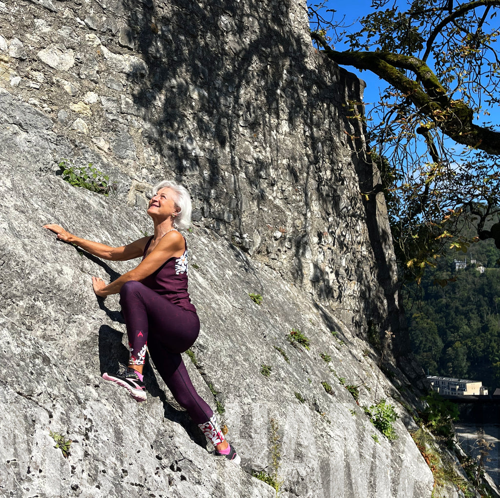 „OMAJANA“ Yoga Leggings in burgunderrot, mit Hüftblume